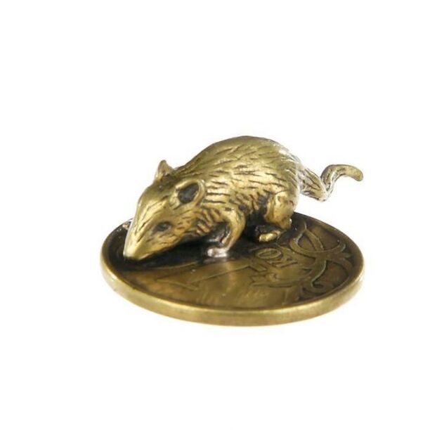 Monedero amuleto de ratón con una moneda para la buena suerte en asuntos de dinero. 