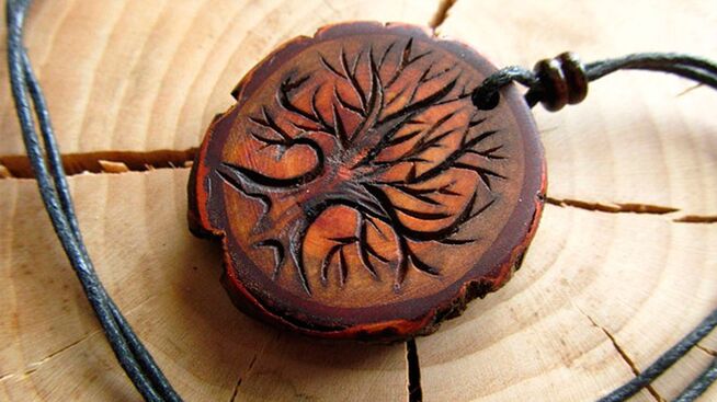 amuleto de madera para la buena suerte