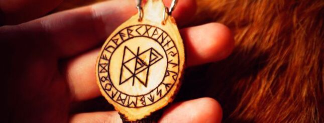runas en el amuleto de la buena suerte