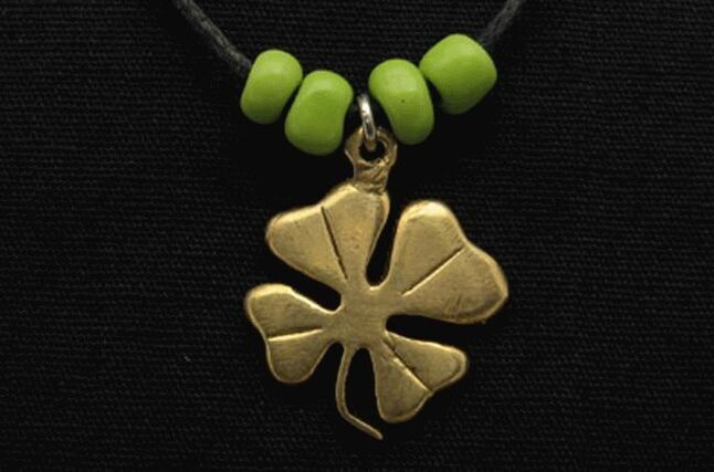 El trébol de cuatro hojas es un popular amuleto de buena suerte. 
