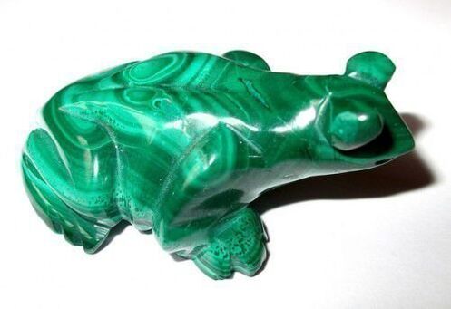 rana malaquita verde en forma de amuleto de buena suerte