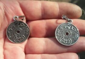 Estudio de dos amuletos reales sobre el tema de la falsificación
